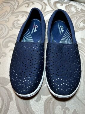 Clarks Cloudsteppers Women’s 8 Navy Blue Perforated Slip-On Sneakers Shoes Flats